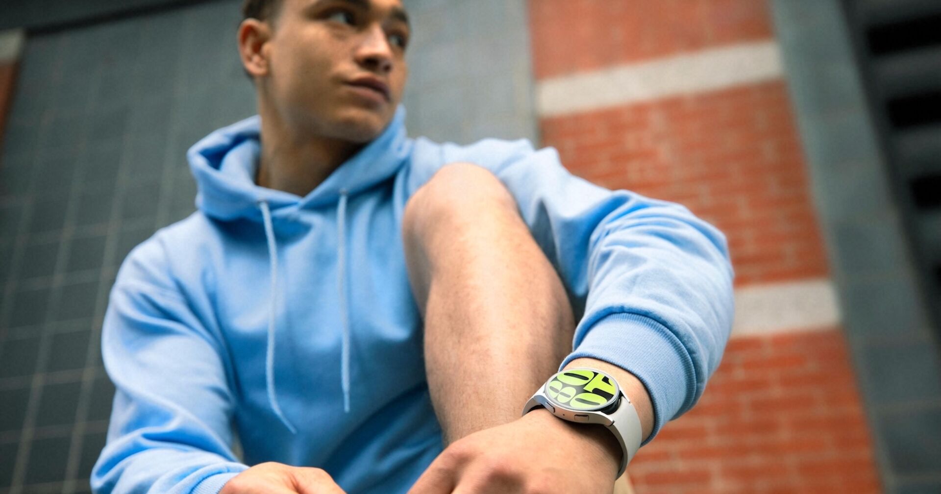 Porträt eines jungen Mannes mit Hoodie, Angle von unten