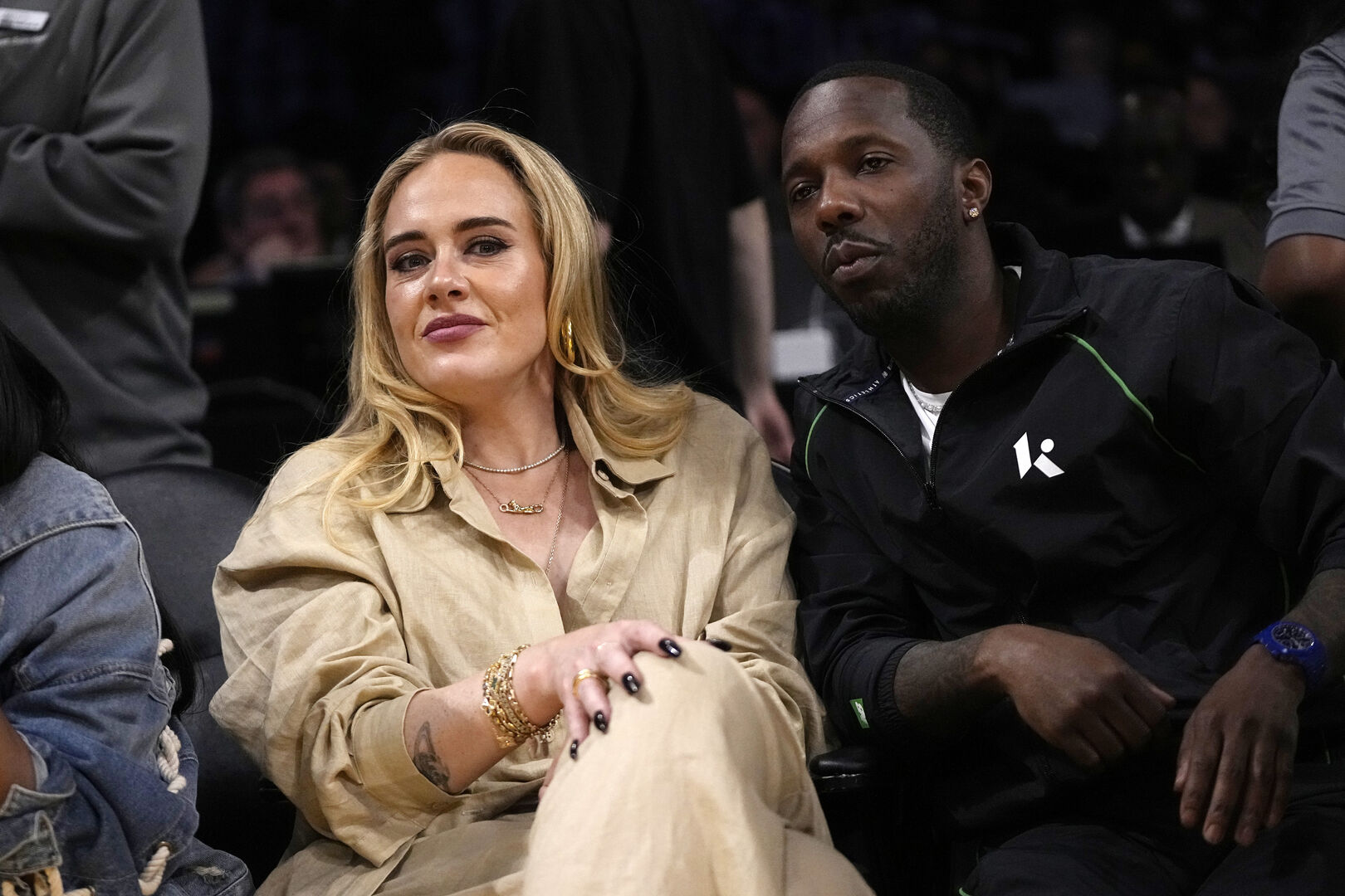 Adele und Rich Paul im Publikum. Sie trägt beige Kleidung und er schwarze.