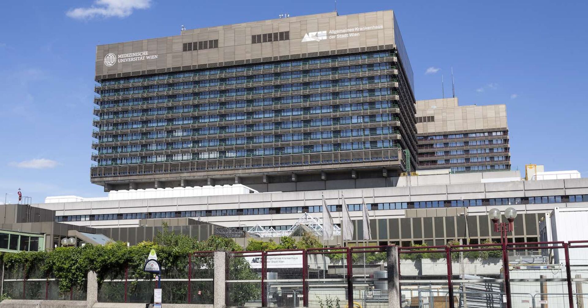 Das AKH in Wien von außen.