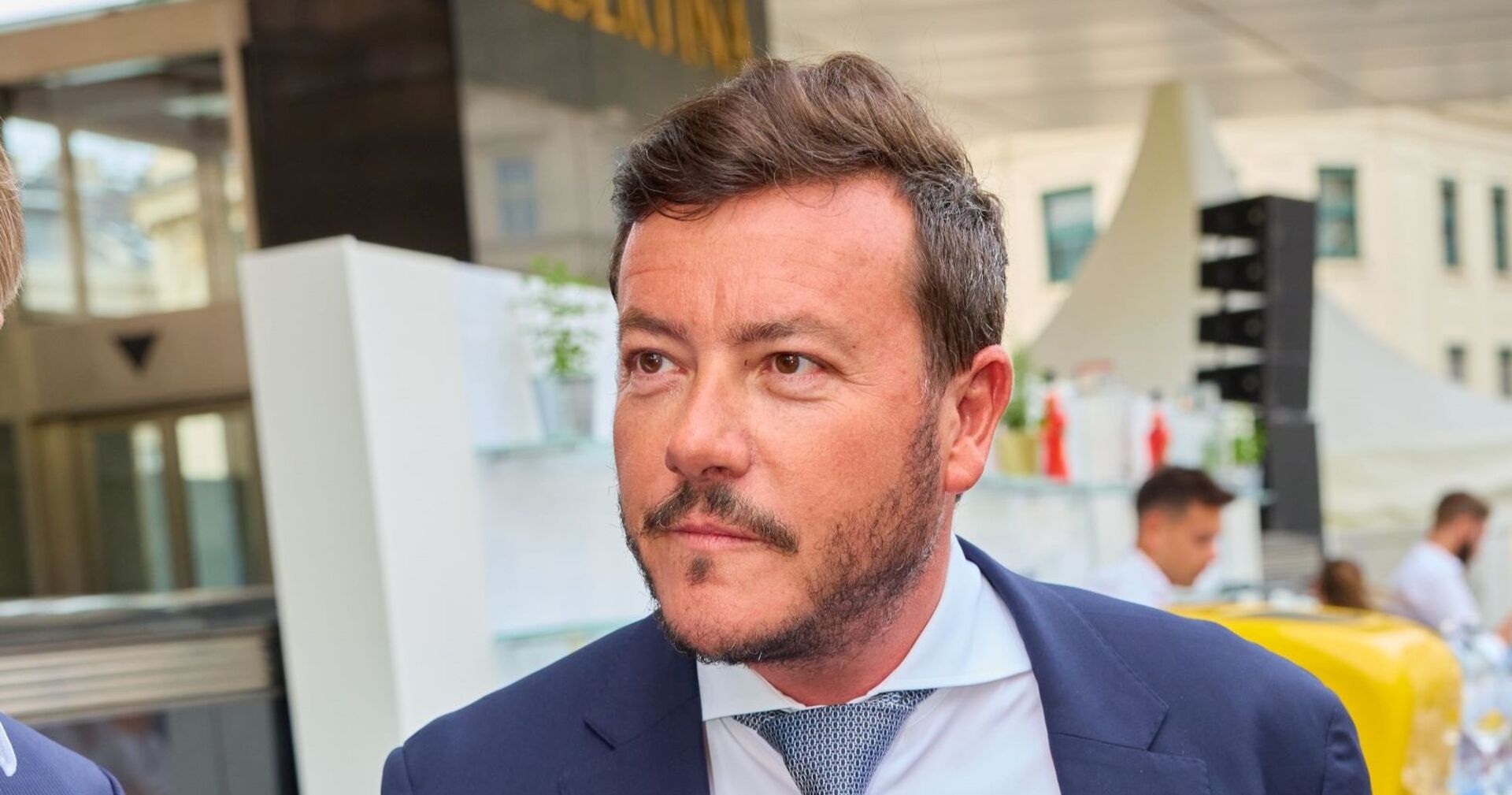 René Benko im Porträt bei einem Event vor der Wiener Albertina.