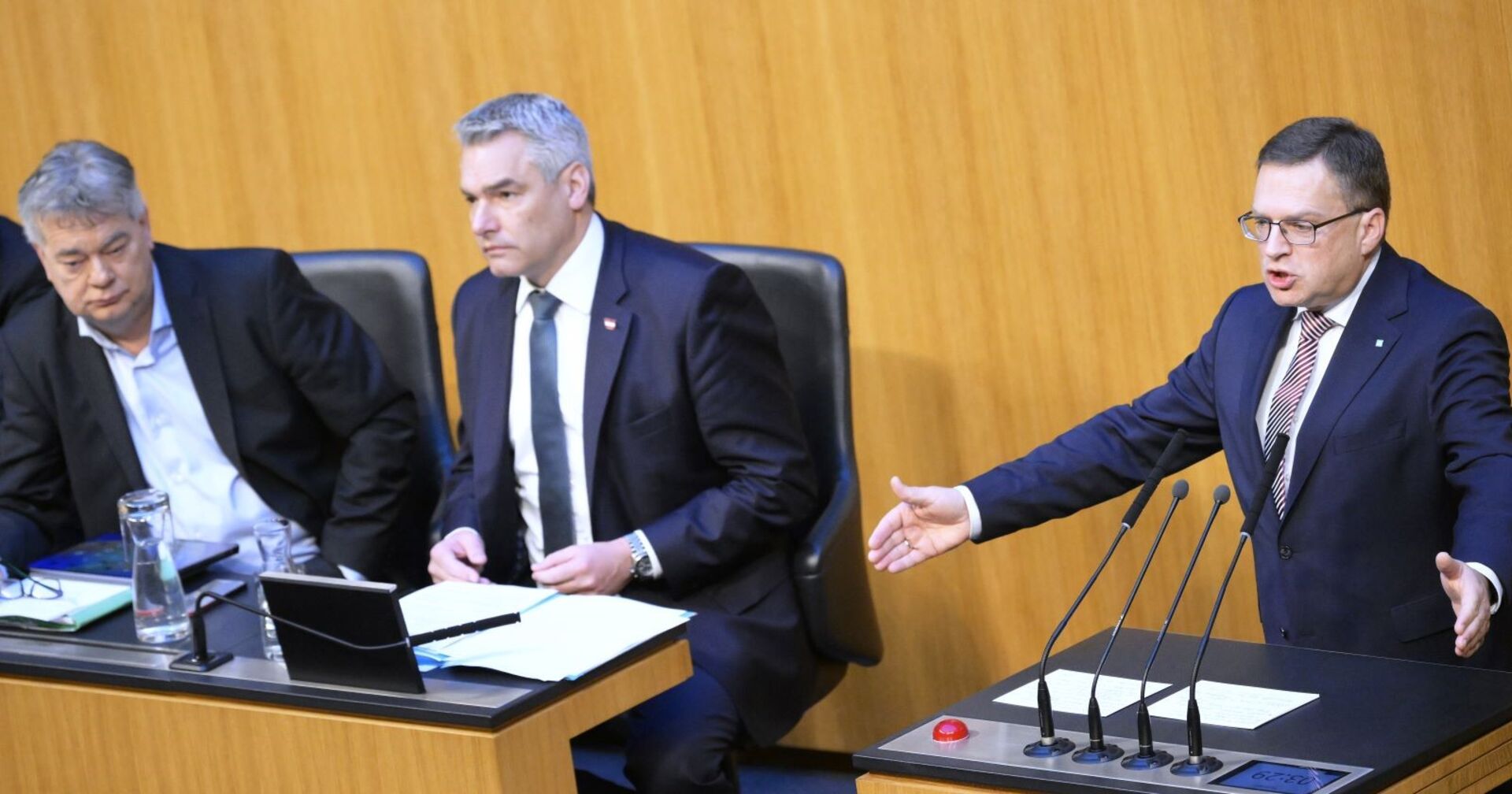 Vizekanzler Werner Kogler (Grüne), Bundeskanzler Karl Nehammer (ÖVP) auf der Regierungsbank im Parlament. Am Rednerpult August Wöginger