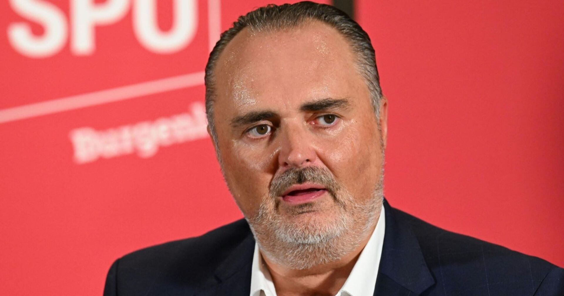 Hans Peter Doskozil in Großaufname vor der Pressewand der SPÖ Burgenland.