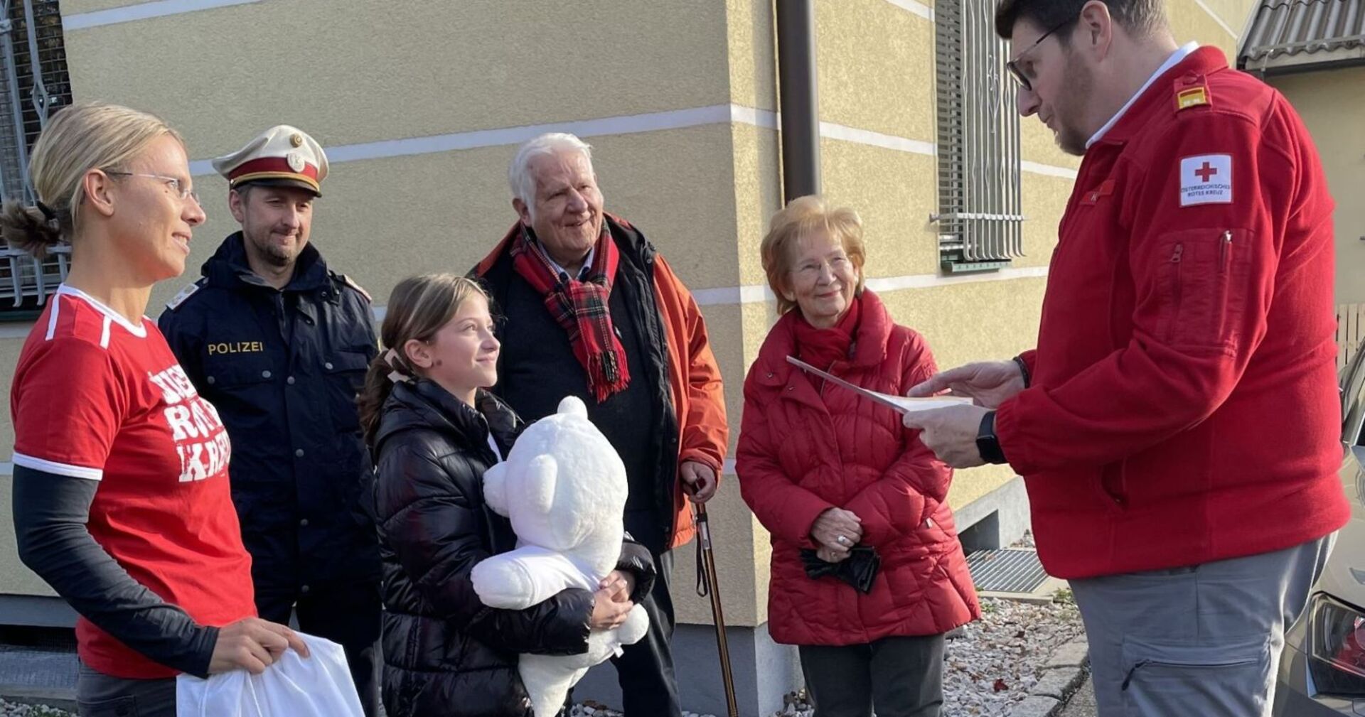 Lara bekommt vom Roten Kreuz eine Urkunde.