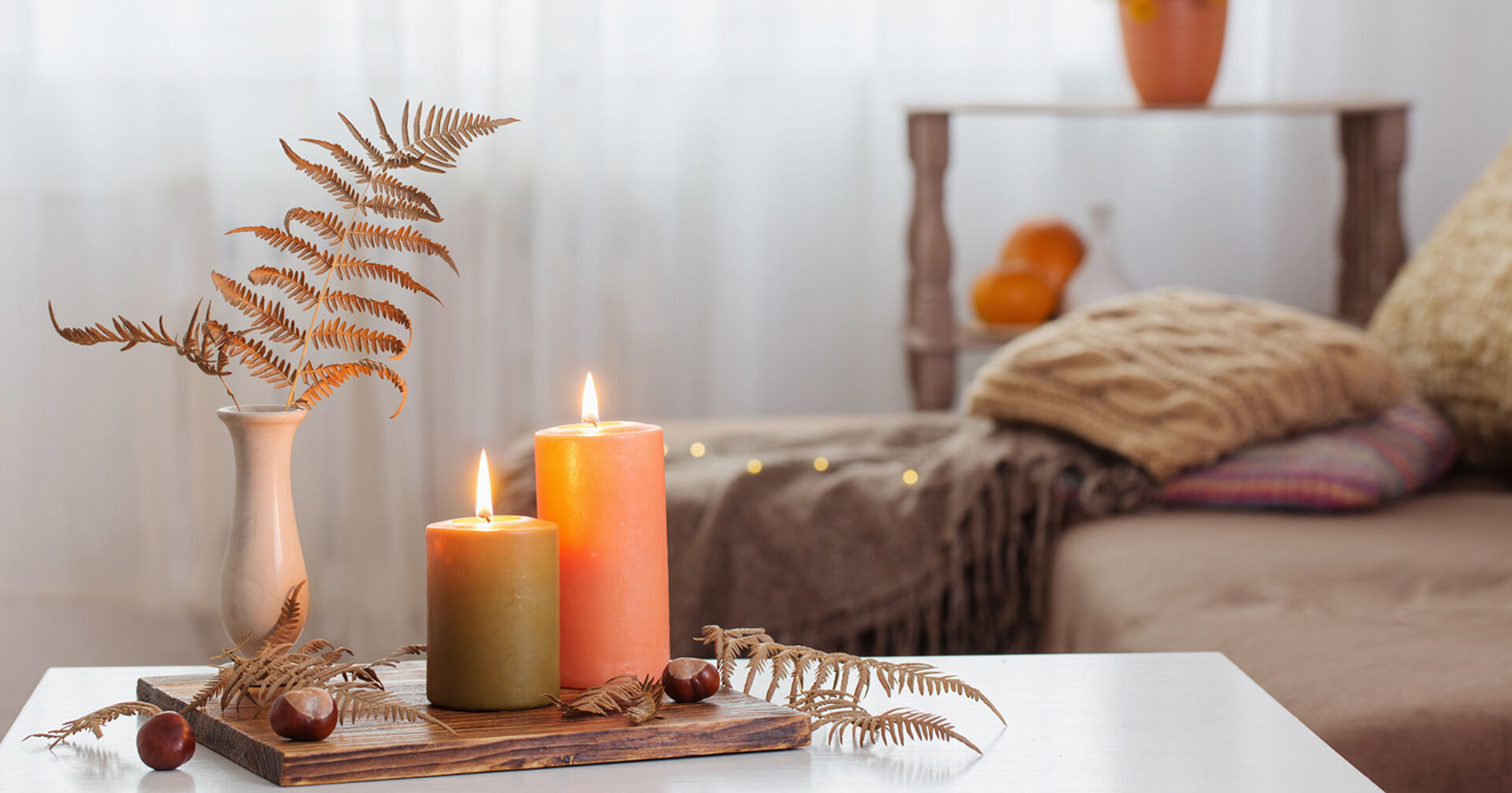 Kerzen auf einem Tisch | Credit: iStock.com/Maya23K