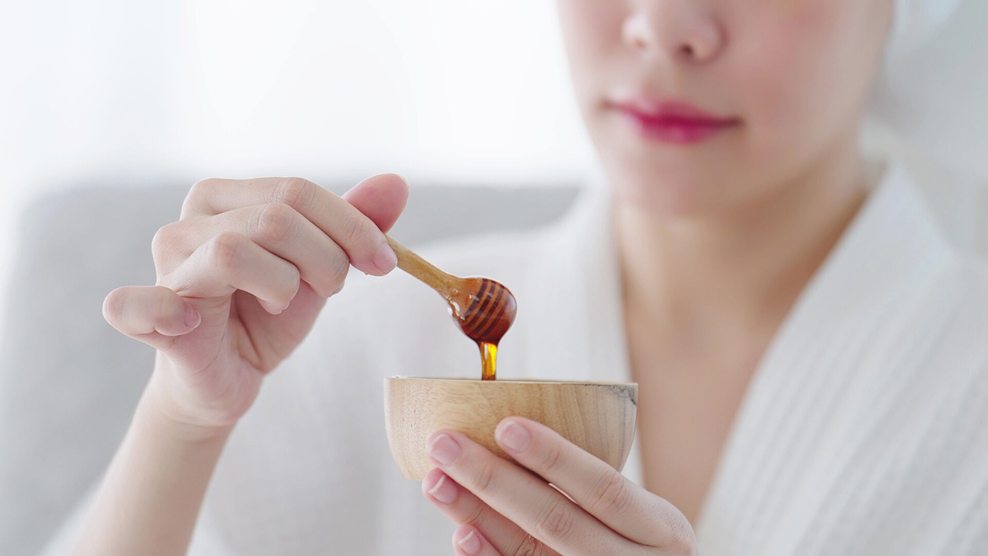 Frau rührt Honig mit Topfen | Credit: iStock.com/M Stock