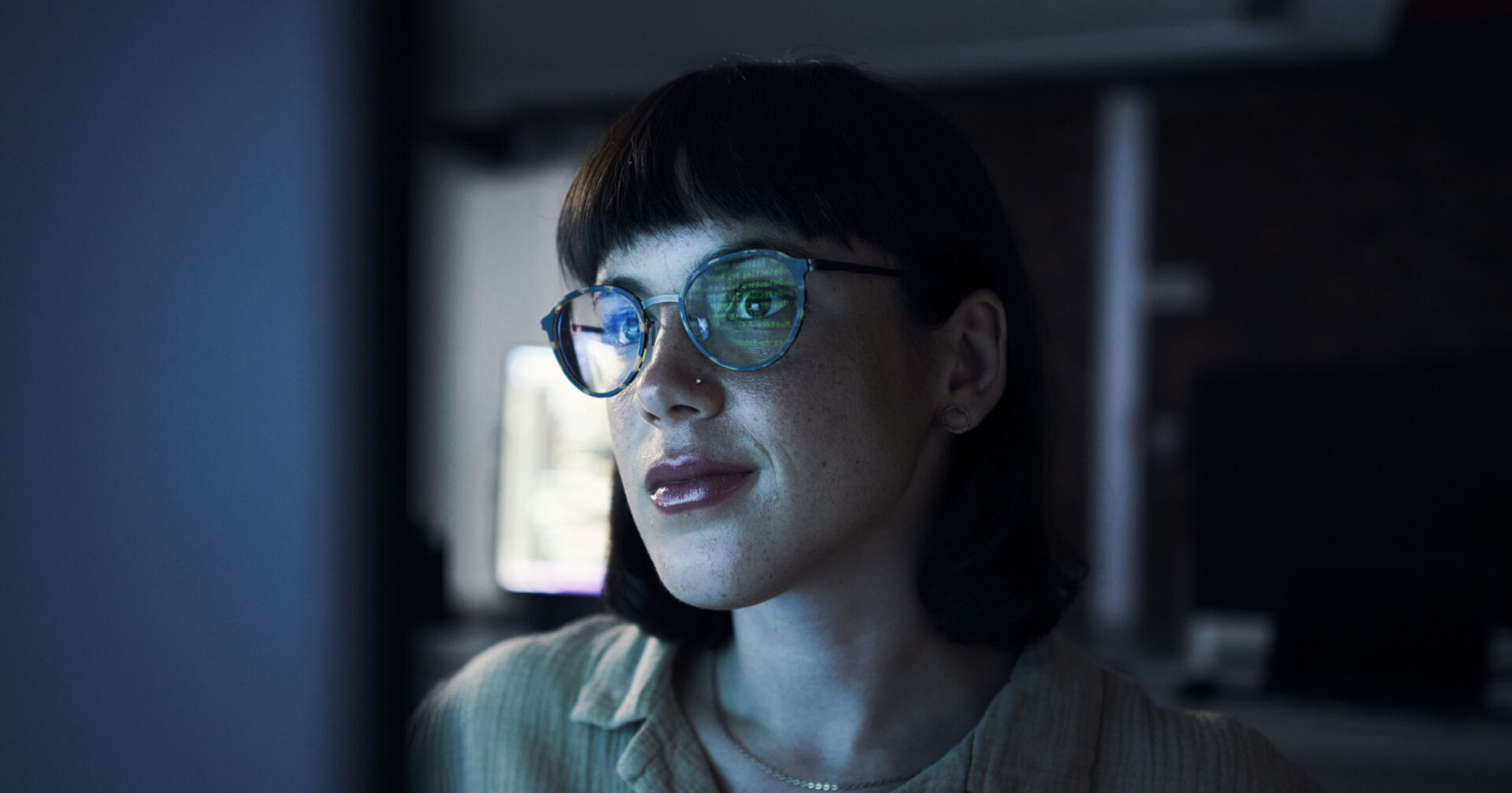 Frau schaut auf einen Desktop.