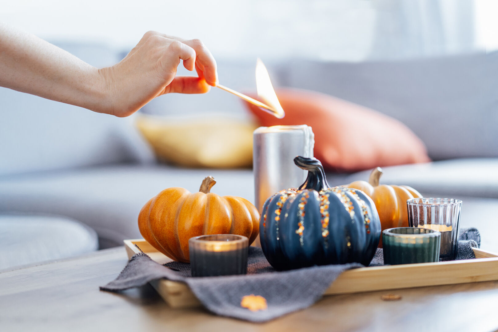 Tropfende Kerze auf einem Tisch | Credit: iStock.com/OKrasyuk