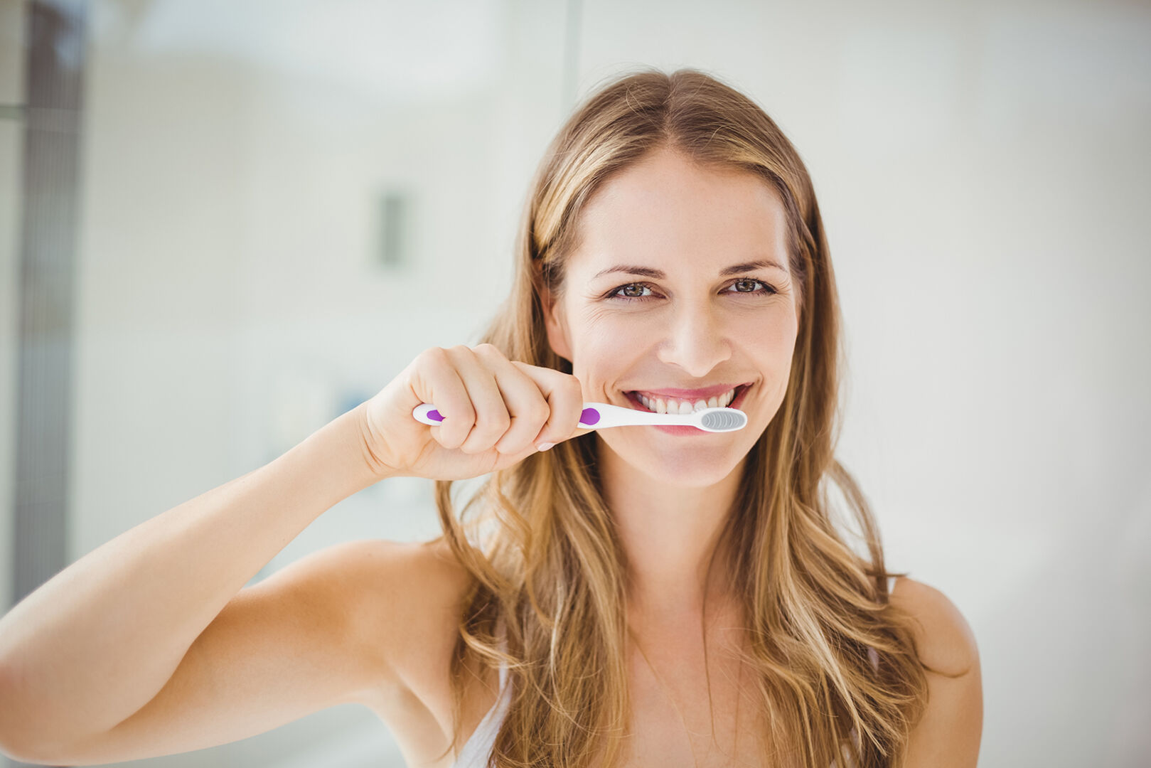 Frau massiert Lippen mit Zahnbürste | Credit: iStock.com/Wavebreakmedia