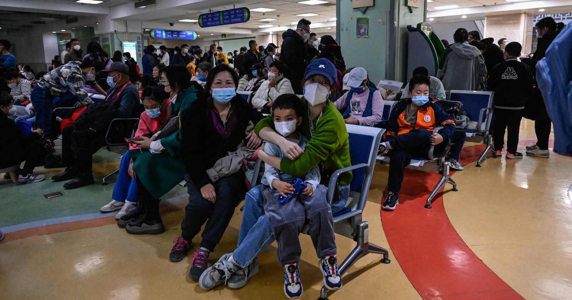 Viele Eltern mit ihren Kindern in einem Kinderkrankenhaus.