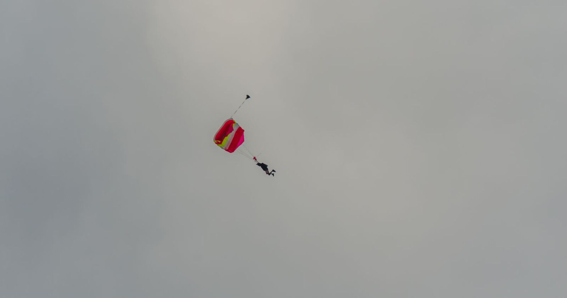 Paragleiter im freien Flug.