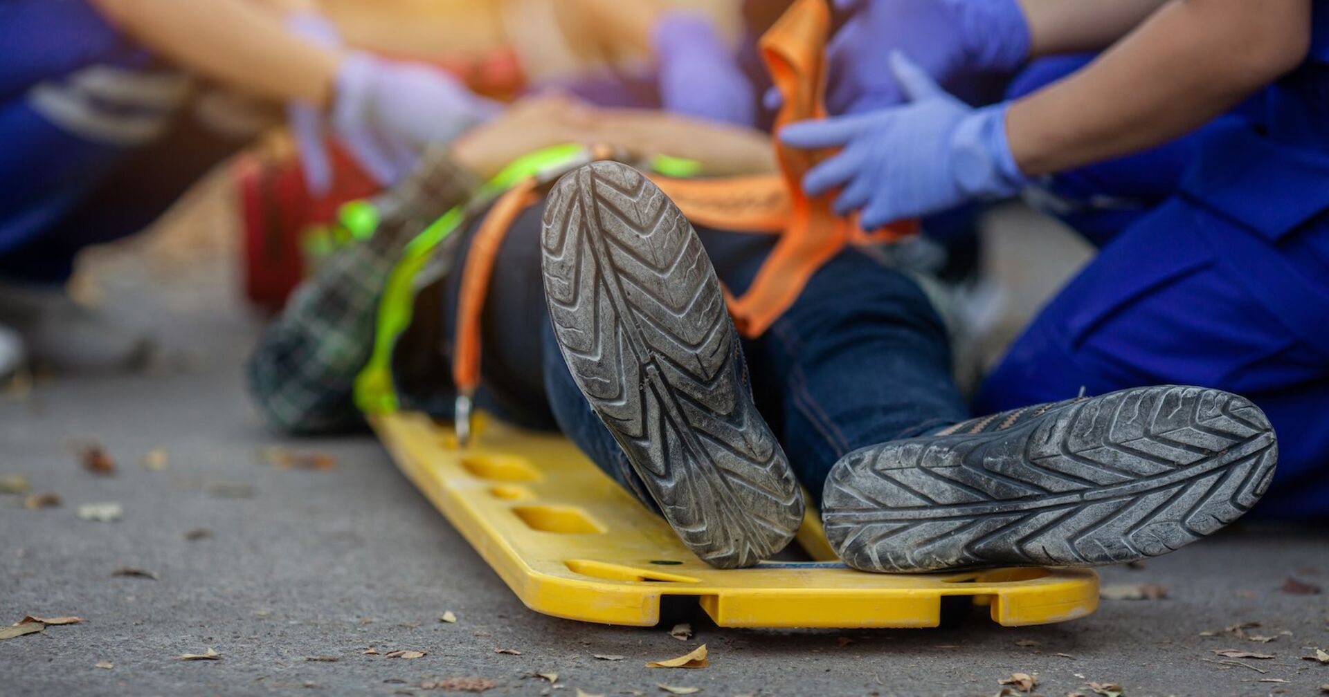 Eine Mensch auf einer Trage, von Einsatzkräften umringt.