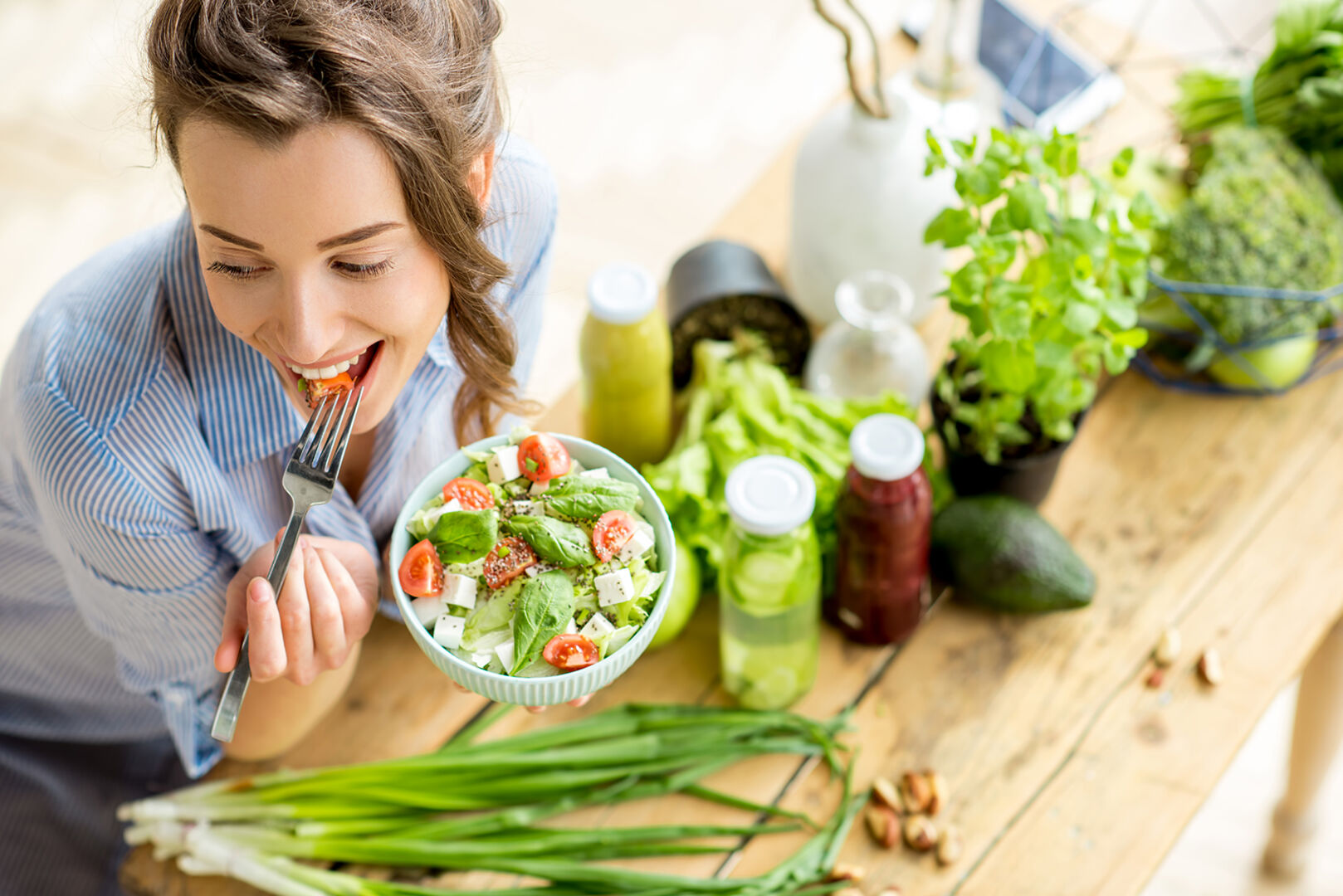 Frau isst Salat | Credit: iStock.com/RossHelen