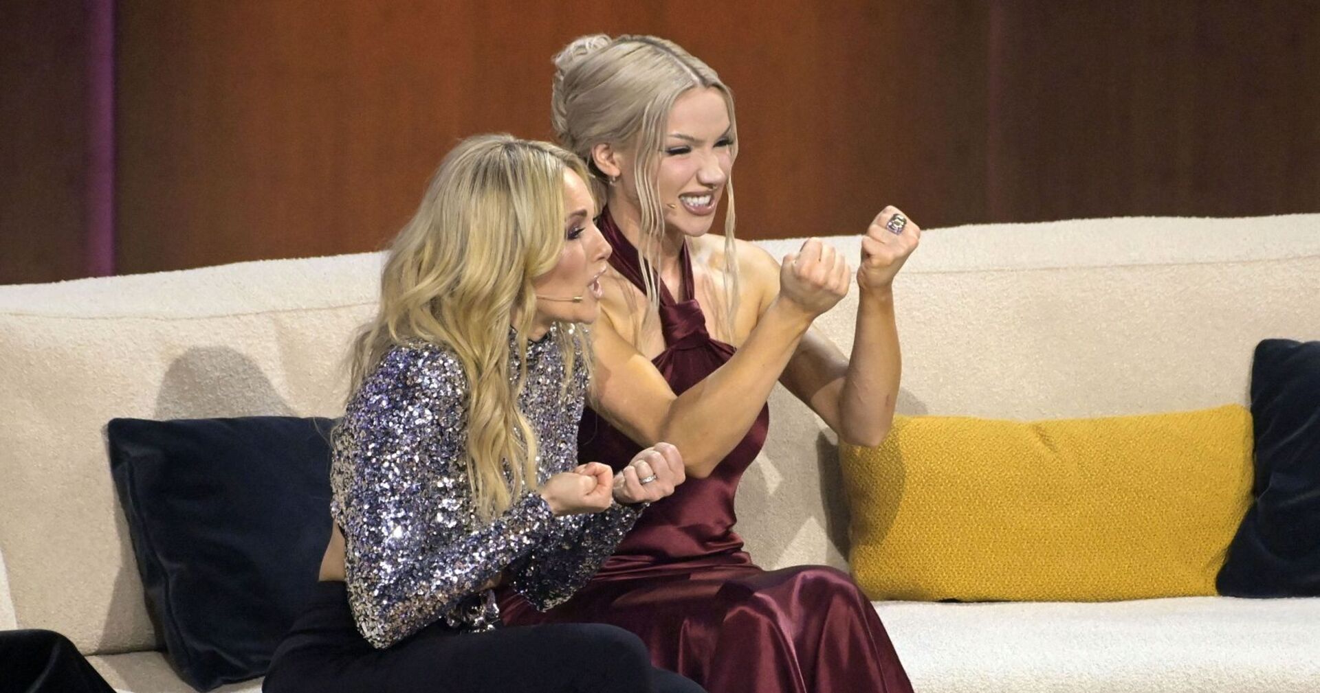 Shirin David (rechts) mit Helene Fischer auf der "Wetten, dass..?"-Couch