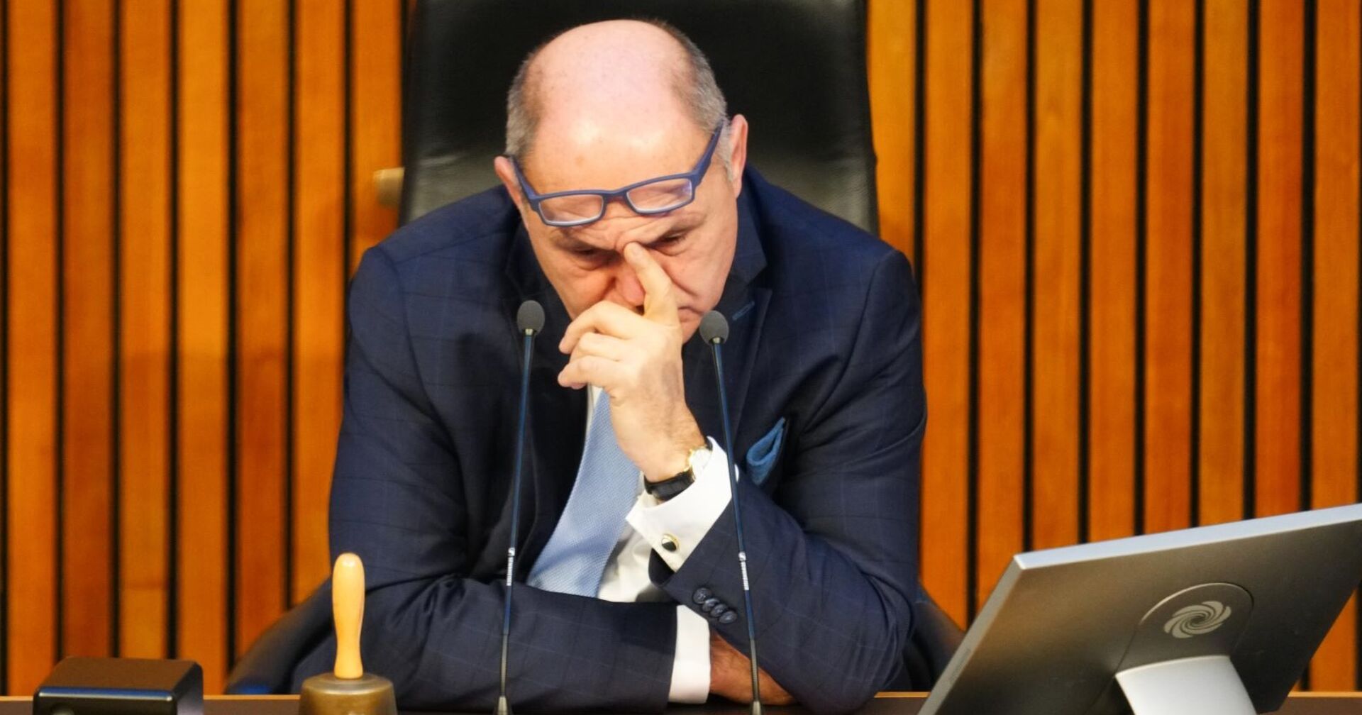 Nationalratspräsident Sobotka im Parlament, er hat die Brille auf die Stirn geschoben, stützt den Kopf in die Hand und hat den Finger an die Nase gelegt.
