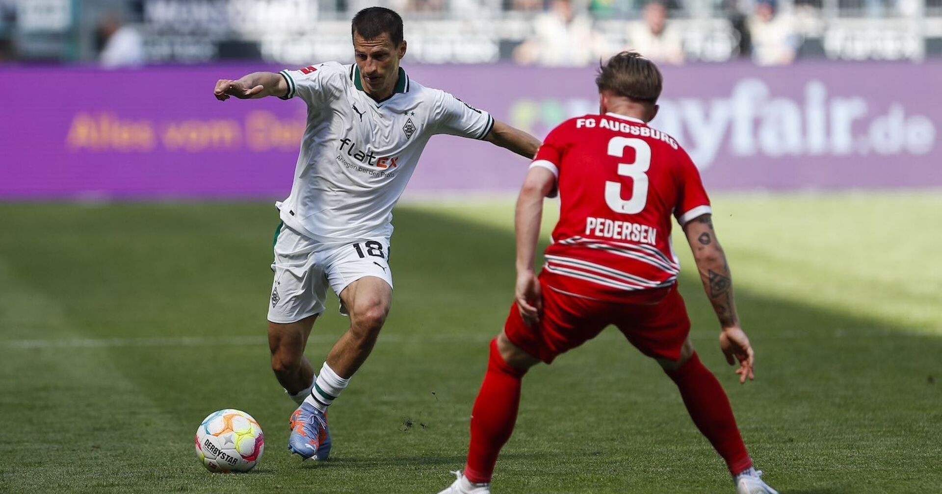Stefan Lainer im Duell mit einem Freiburg-Gegenspieler.