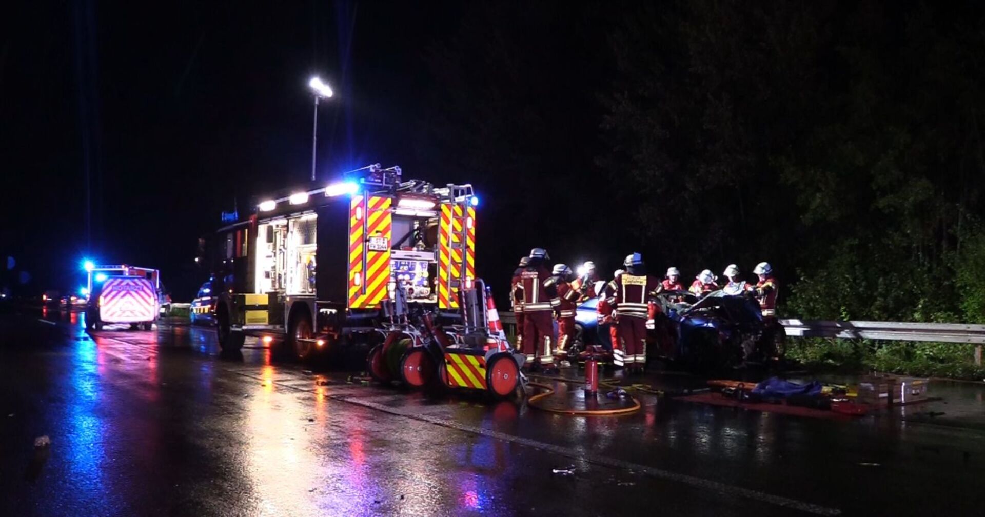 Einsatzkräfte bei Nacht auf der A1 Westautobahn.