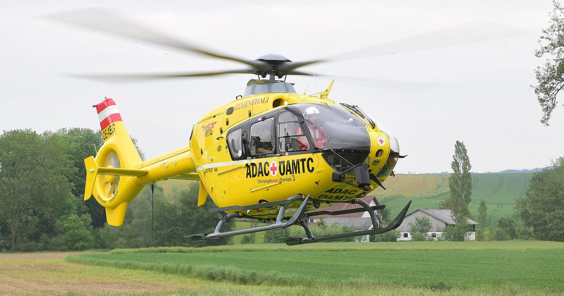 Gelber Rettungshubschrauber des ÖAMTC.