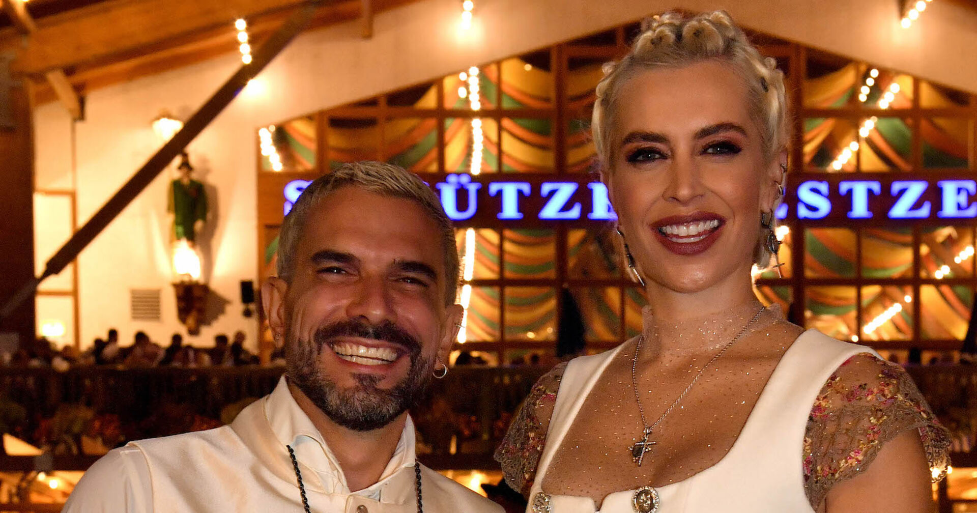 Verena Kerth und Marc Terenzi in weißer Tracht beim Oktoberfest.