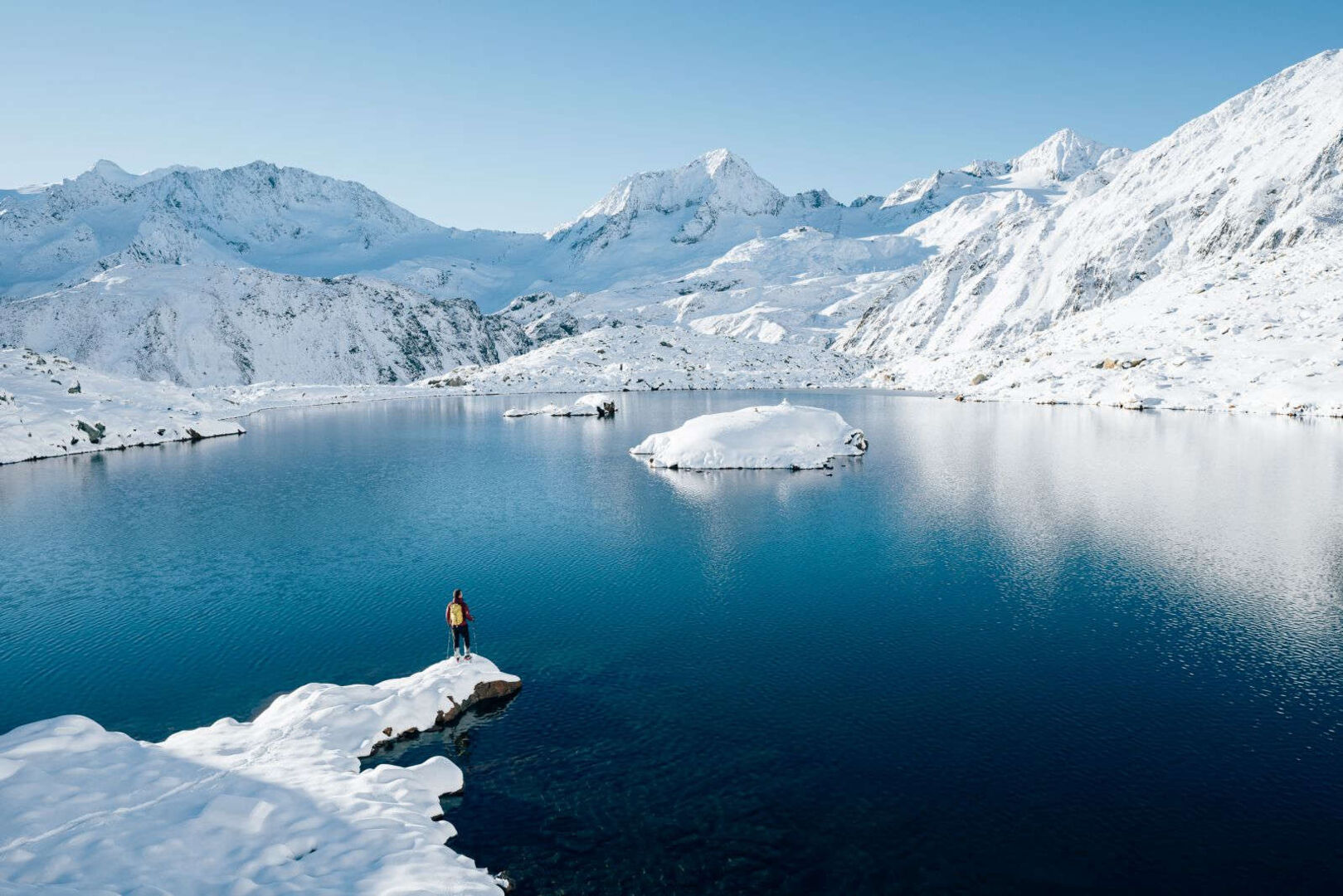 Winterlicher Bergsee in den Stubaier Alpen.