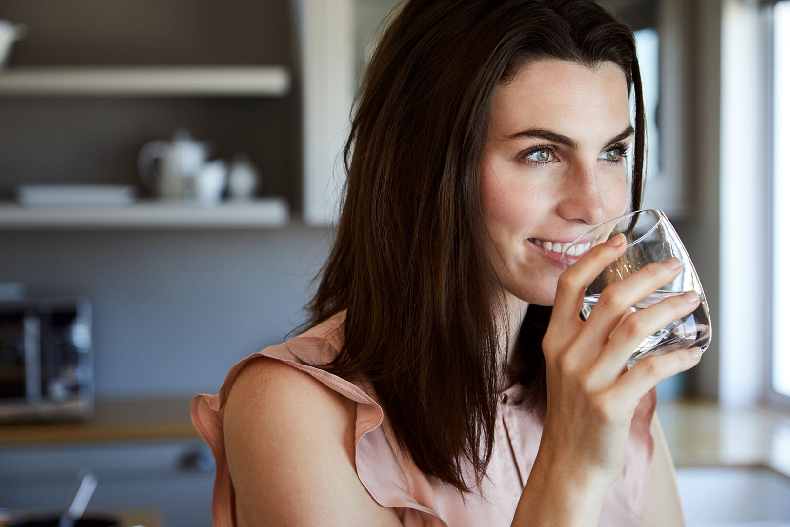 Frau trinkt Wasser | Credit: iStock.com/SanneBerg