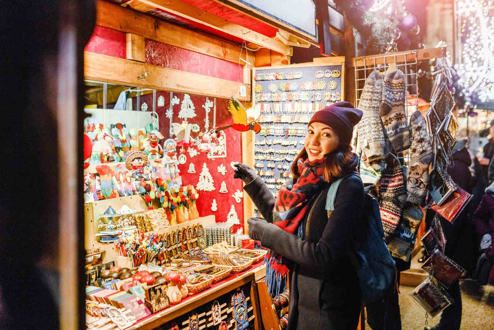 Eine Frau an einem Christkindlmarktstand