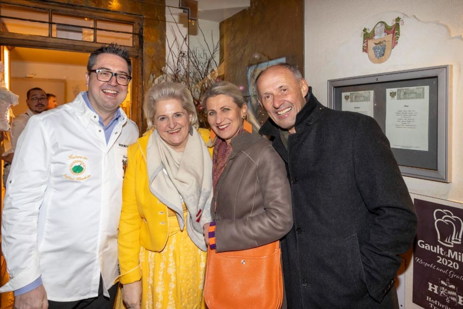 Die Gastgeber Andrea und Harald Huber mit ihren Gästen