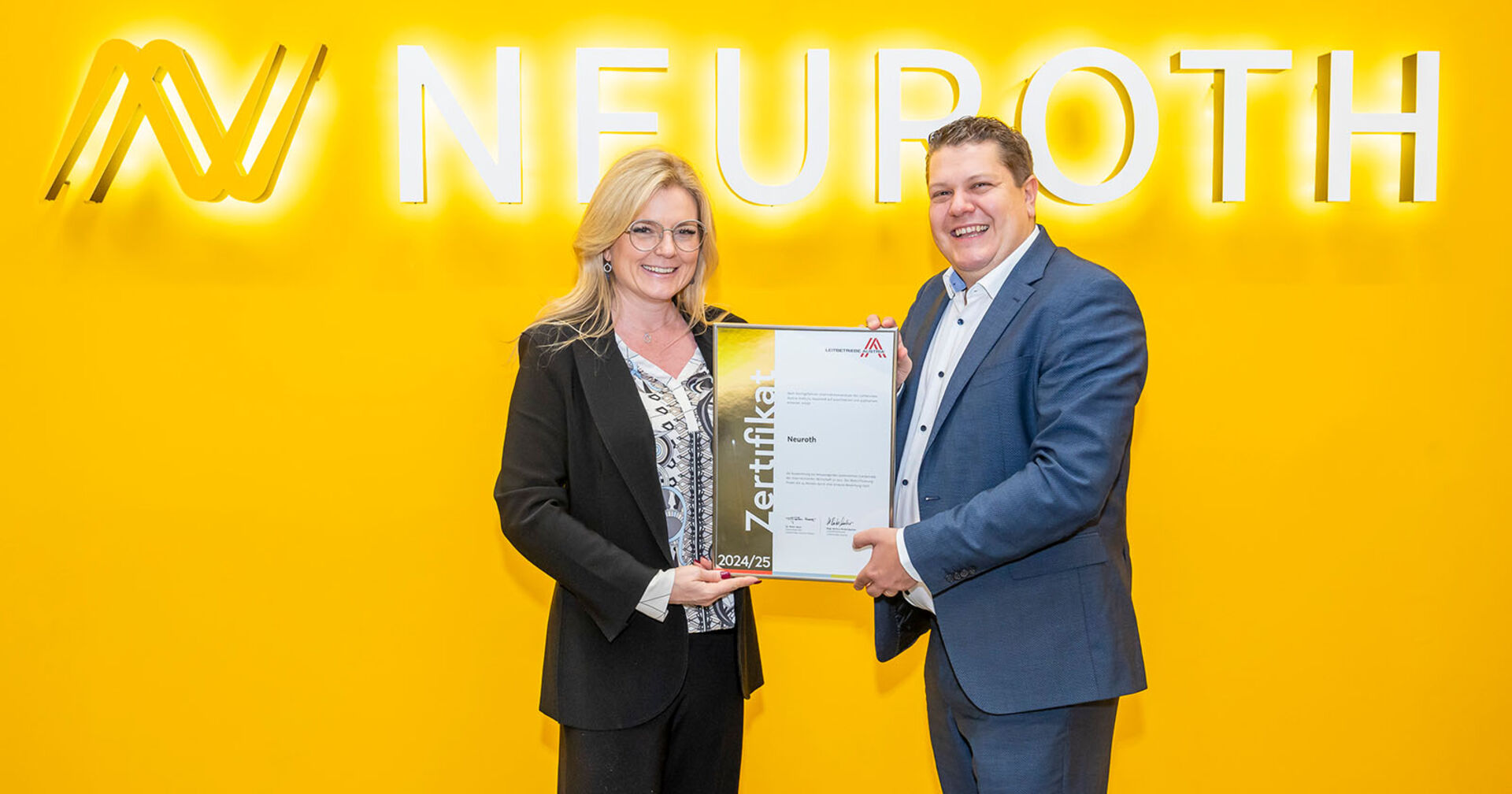 Neuroth-CEO Lukas Schinko mit Monica Rintersbacher, Geschäftsführerin Leitbetriebe Austria im Rahmen der Zertifikatsübergabe