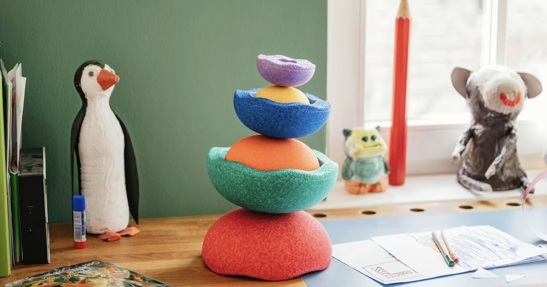 Unterschiedliche Spielsachen auf einem Tisch