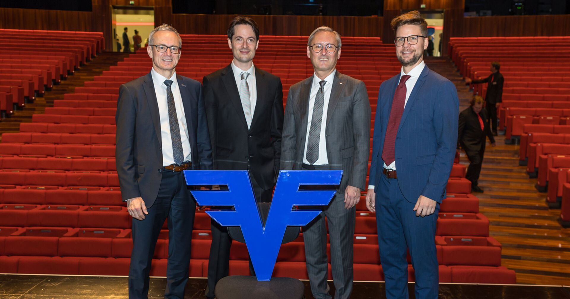 Helmut Winkler (Vorstandsdirektor der Volksbank Vorarlberg), Leo McFall, Gerhard Hamel (Vorstandsvorsitzender Volksbank Vorarlberg) und Sebastian Hazod
