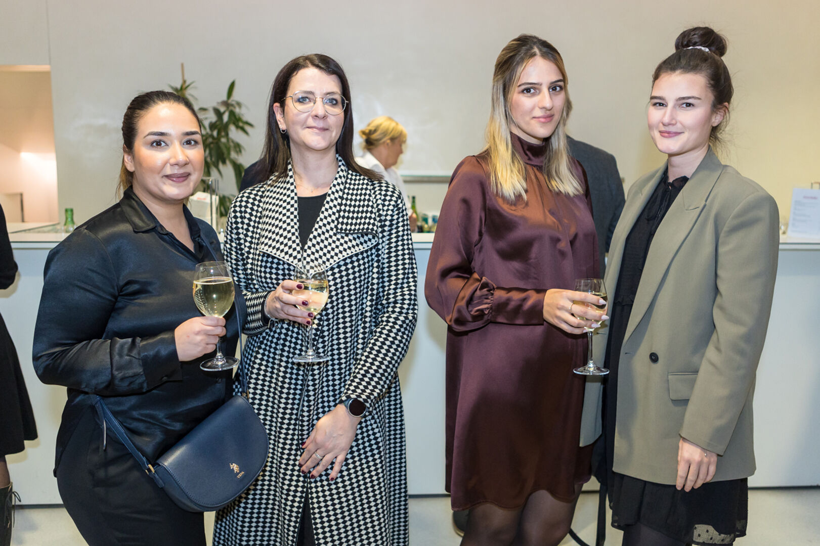 Mitarbeiterinnen der Volksbank Vorarlberg: Kardelen Kocahal, Stefanie Witwer, Zaklina Jesic und Nadia Spieler