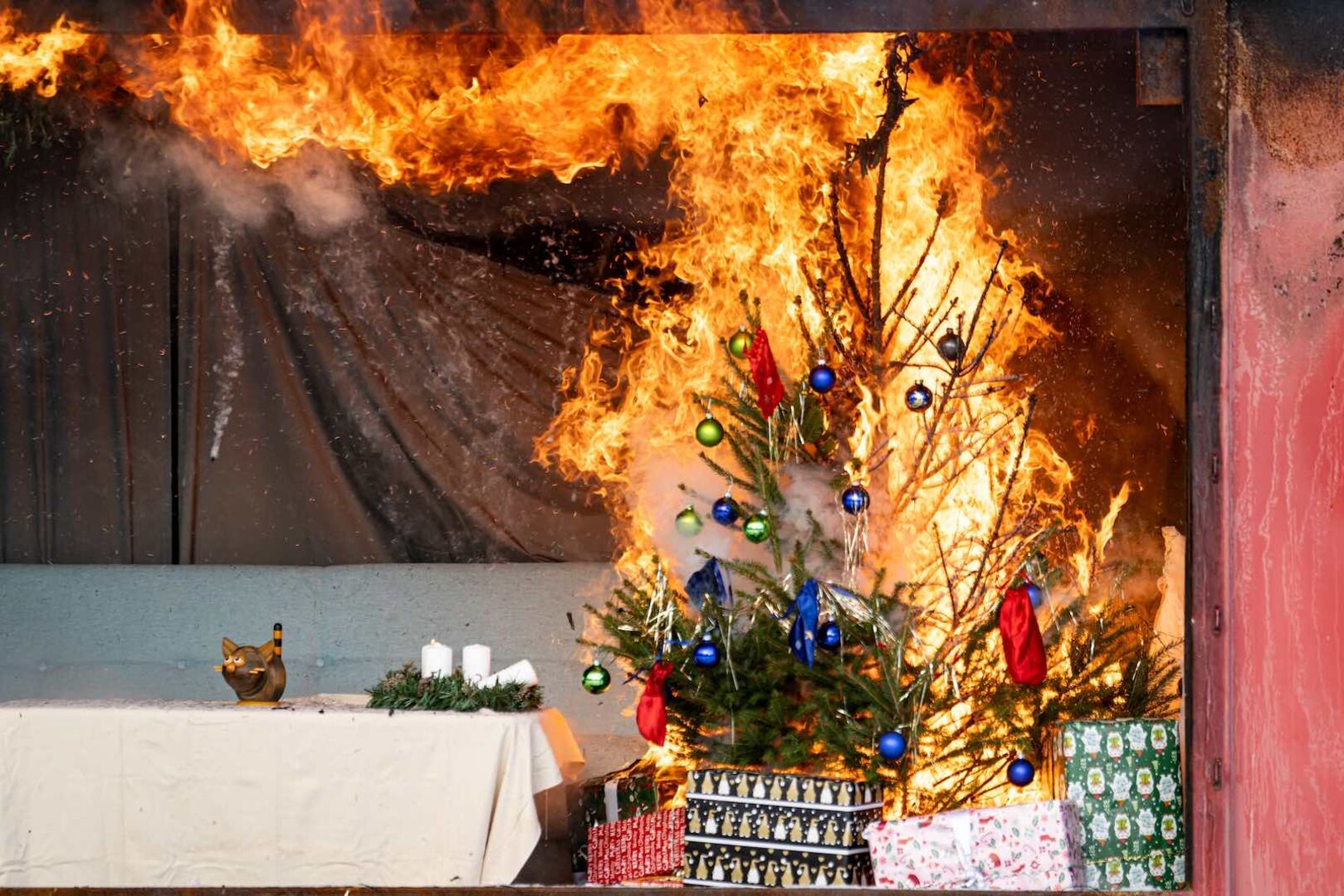 Ein lichterloh brennender Christbaum.