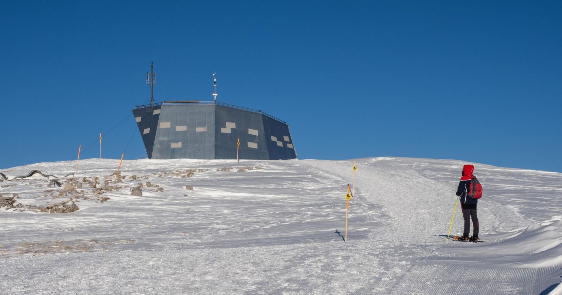 Ein Wintersportler beim Aussichtspunkt Welterbespirale am Krippenstein.