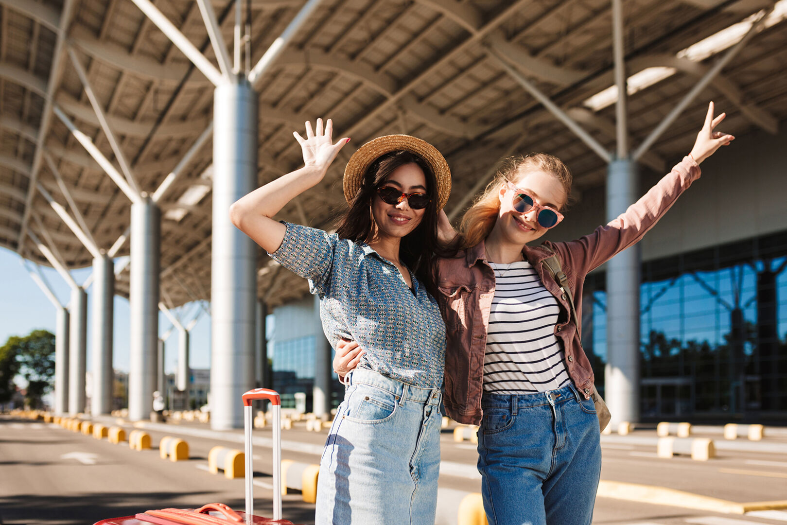 Zwei Freundinnen auf Reisen | Credit: iStock.com/Garetsworkshop