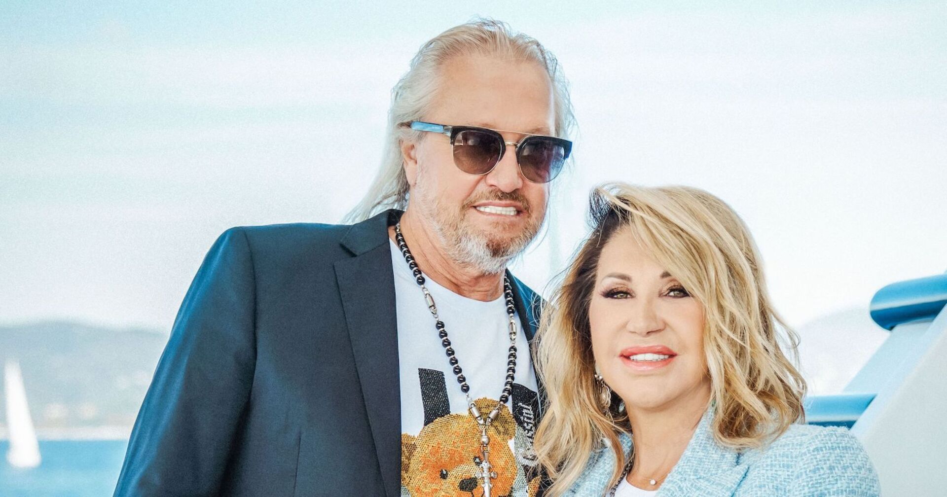 Robert und Carmen Geissen vor einem Meeres-Horizont auf ihrer Jacht.