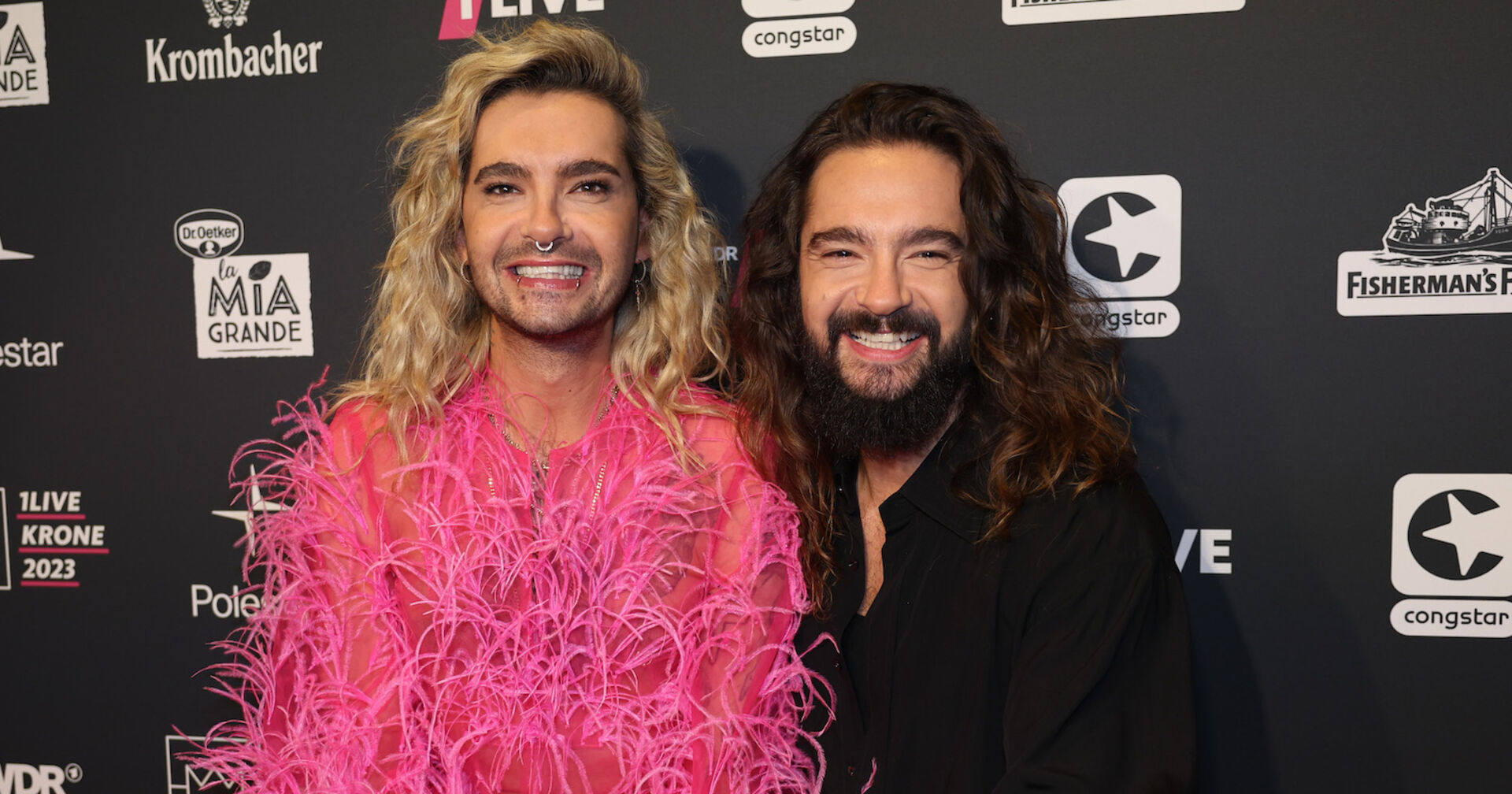 Bill und Tom Kaulitz beim Krone-Award- Bill trägt einen pinken Plüsch-Mantel und Tom ein schwarzes Hemd.