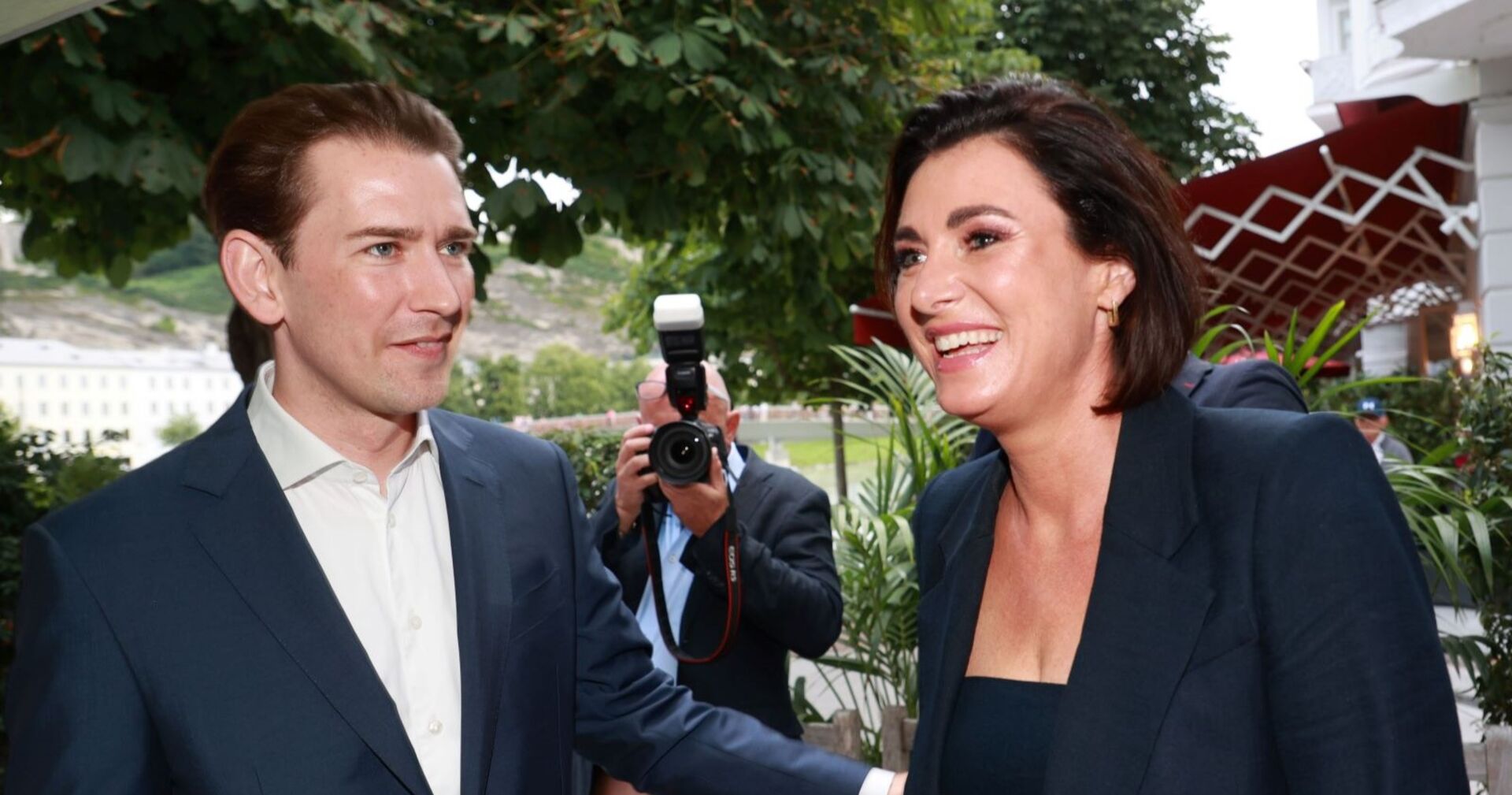 Sebastian Kurz und Elisabeth Köstinger bei einem Termin im Grünen, gelöst und vertaut.