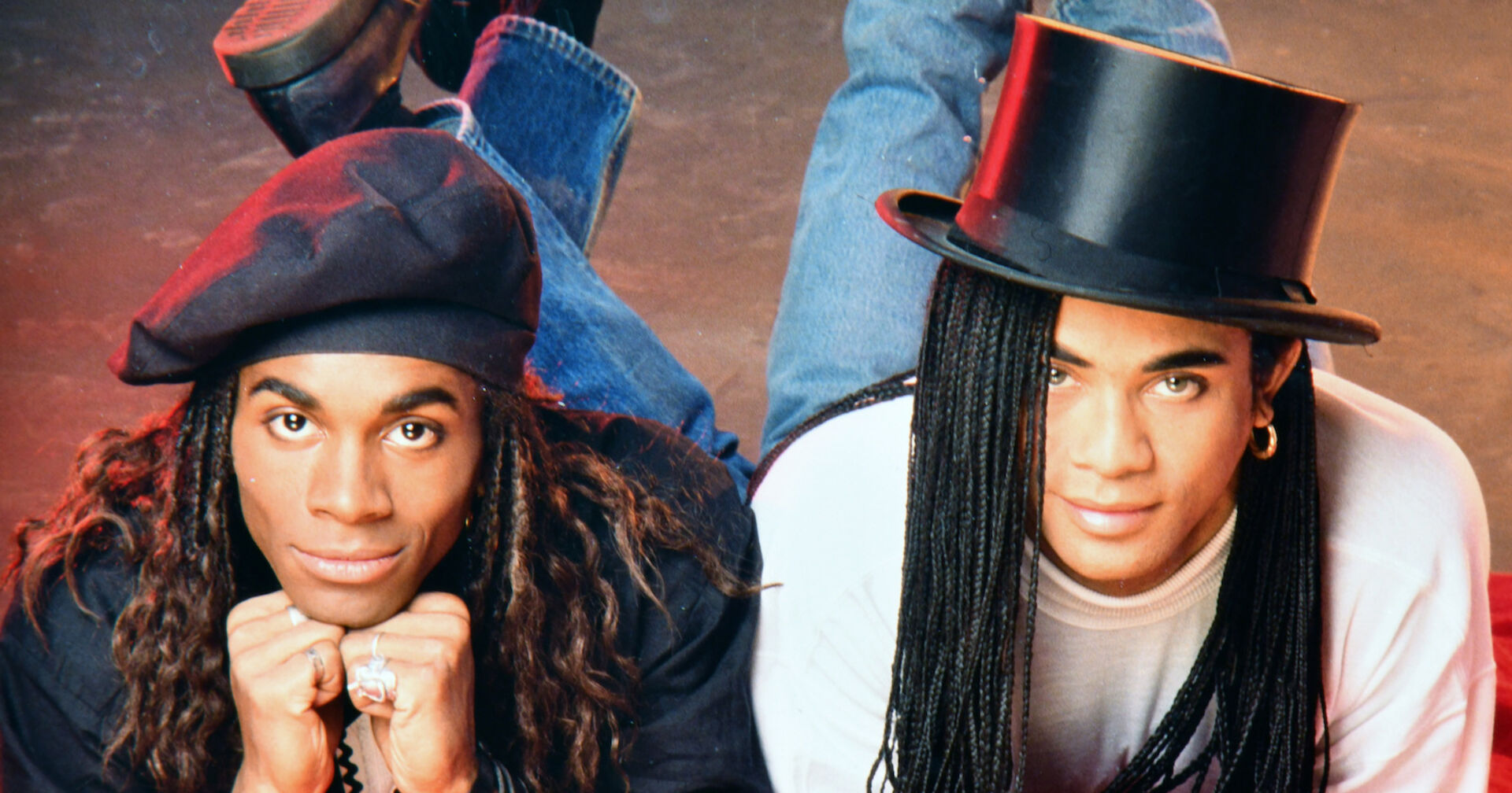 Milli Vanilli mit Hüten bei einem Fotoshooting.