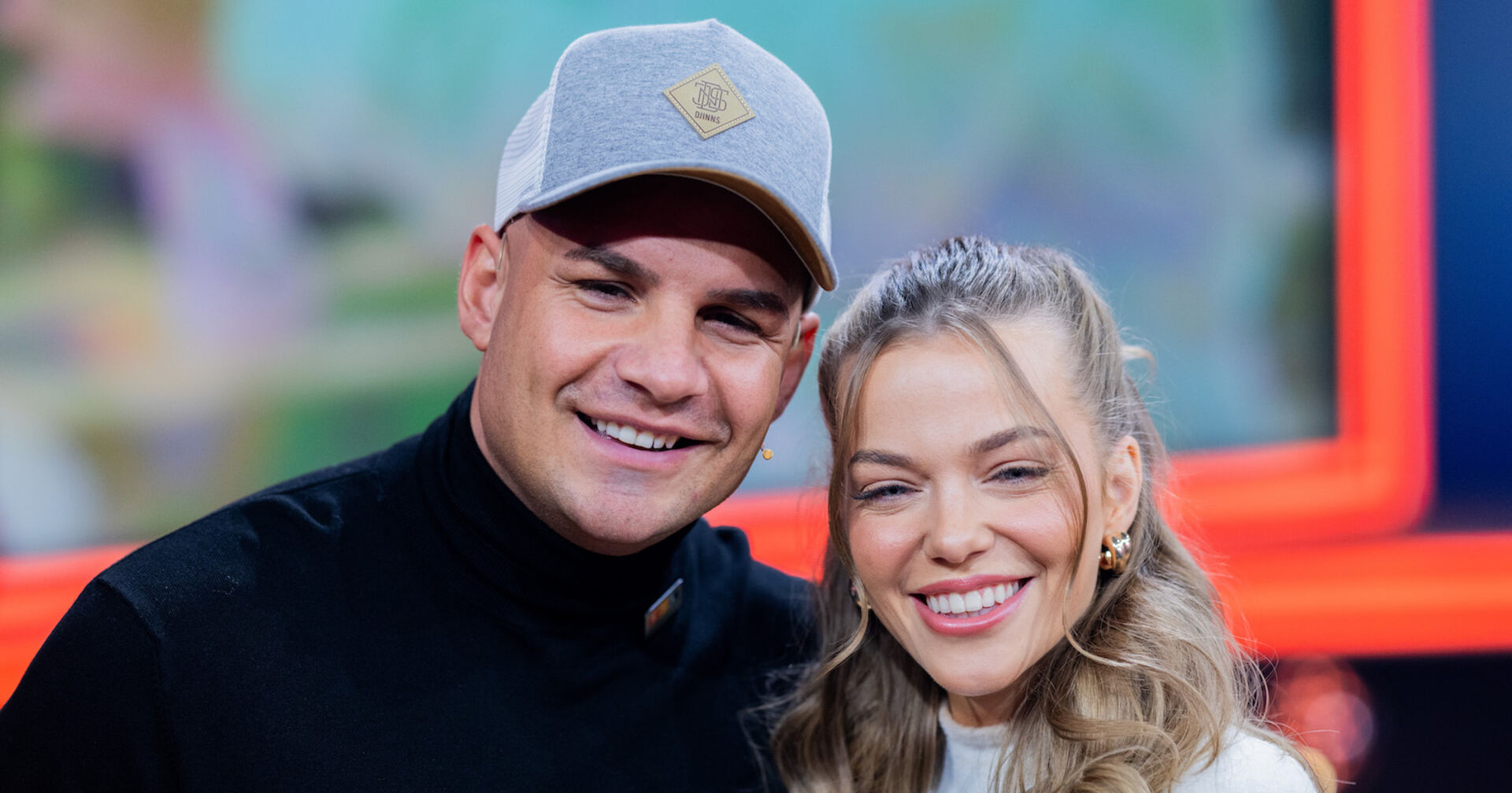 Pietro Lombardi trägt eine Kappe und einen schwarzen Rollkragenpulli. Neben ihm steht seine Frau Laura Maria Rypa.