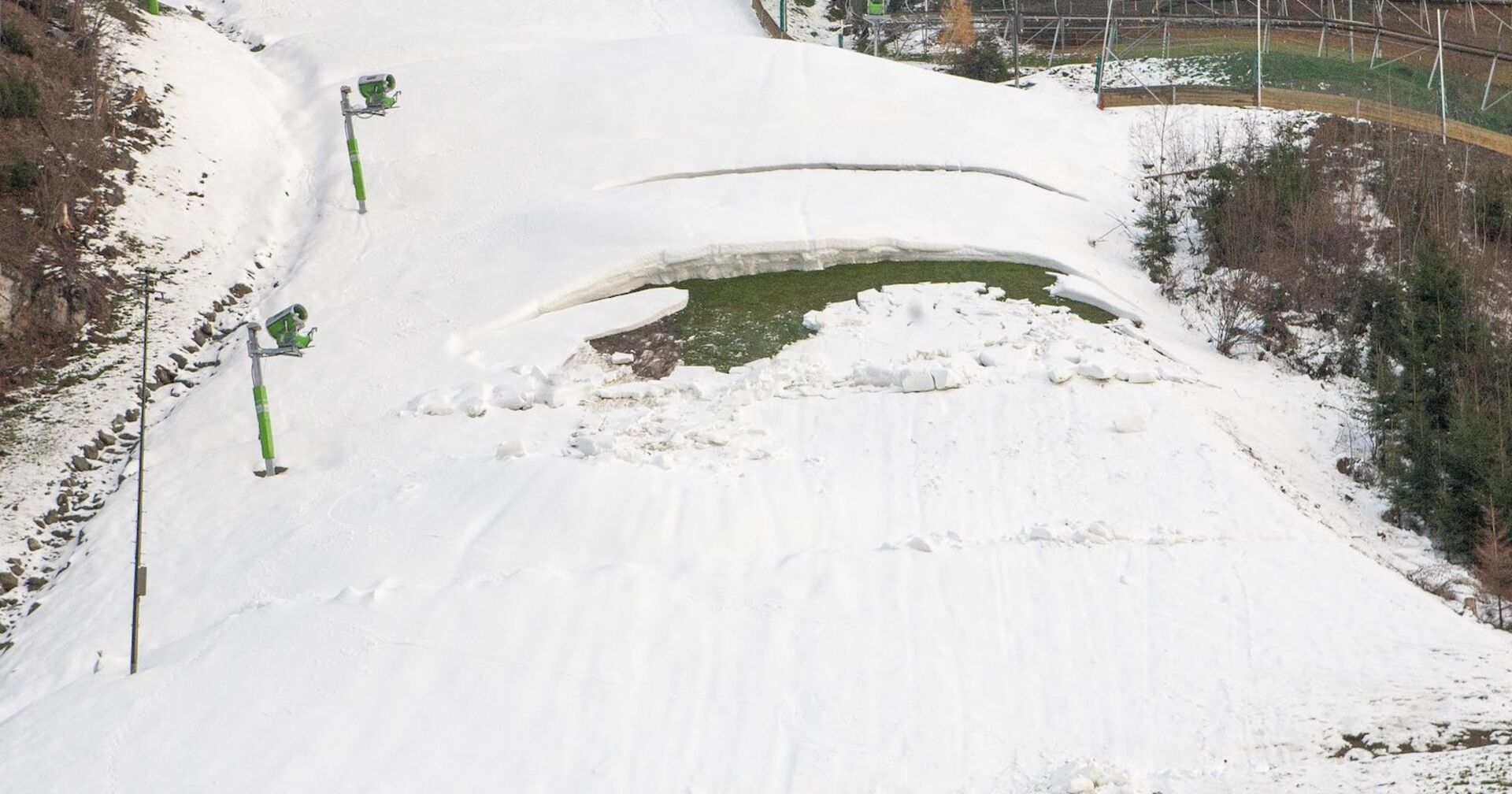 Auf einem Hang ist die Piste abgerutscht.