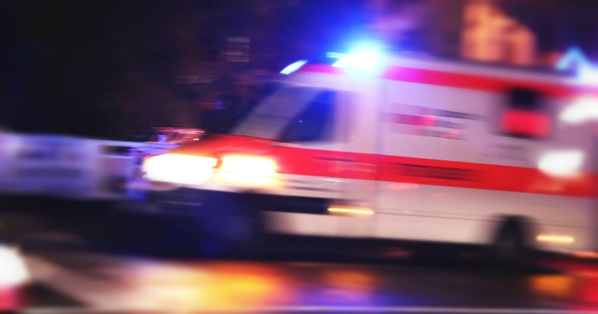 Ein Rettungswagen fährt zum Unfallort.