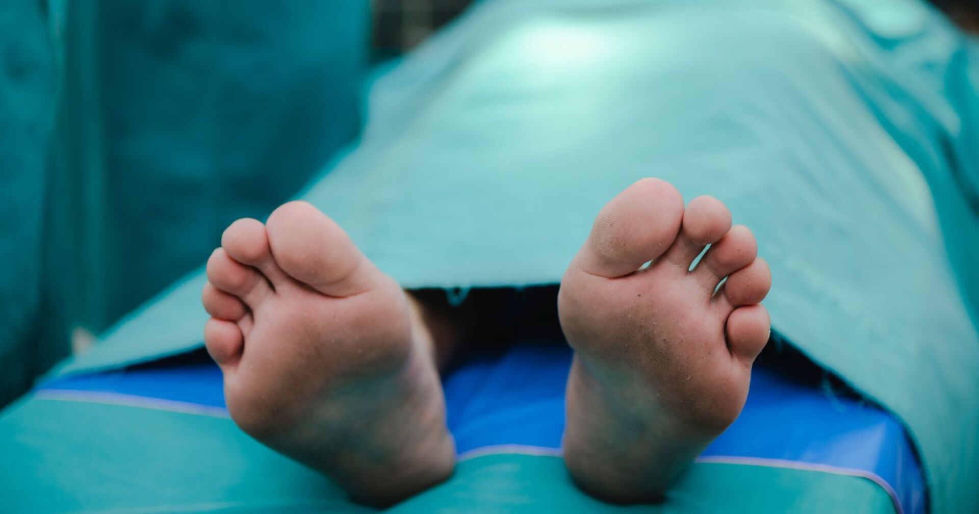 Eine Leiche im Obduktionssaal.