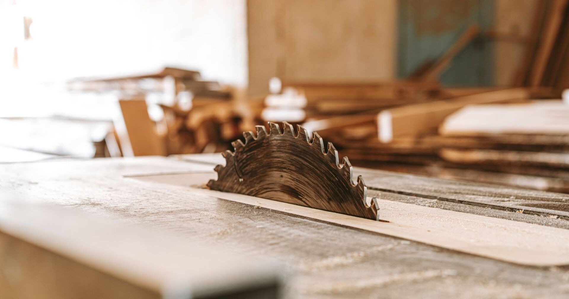 Eine Kreissäge in einer Firma.