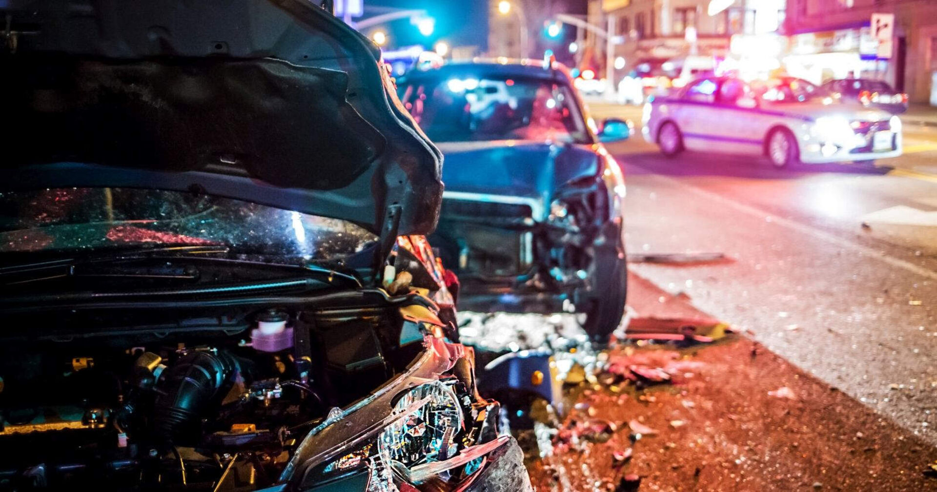 Ein Unfall in einer Stadt in der Nacht.