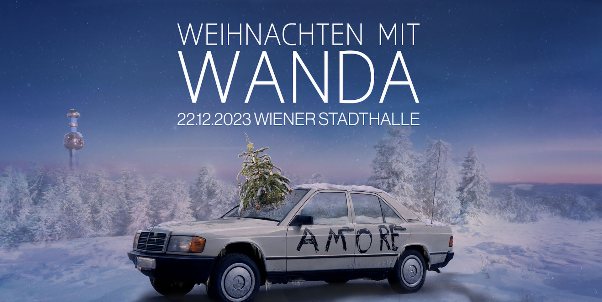 Ein Plakat für das Wanda Weihnachtsfest. Darauf steht "Weihnachten mit Wanda" am 22.12.2023 in der Wiener Stadthalle. Ein Auto auf dem groß AMORE steht und ein Weihnachtsbaum der in der Windschutzscheibe steckt.