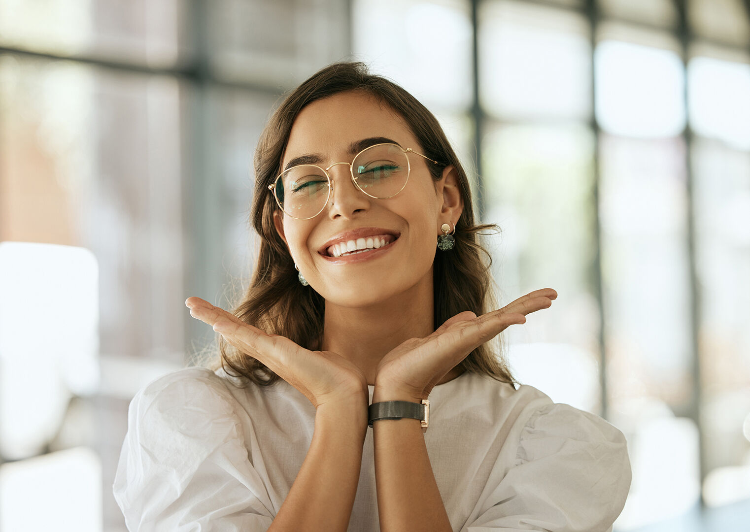 Frau lächelt zufrieden | Credit: iStock.com/PeopleImages