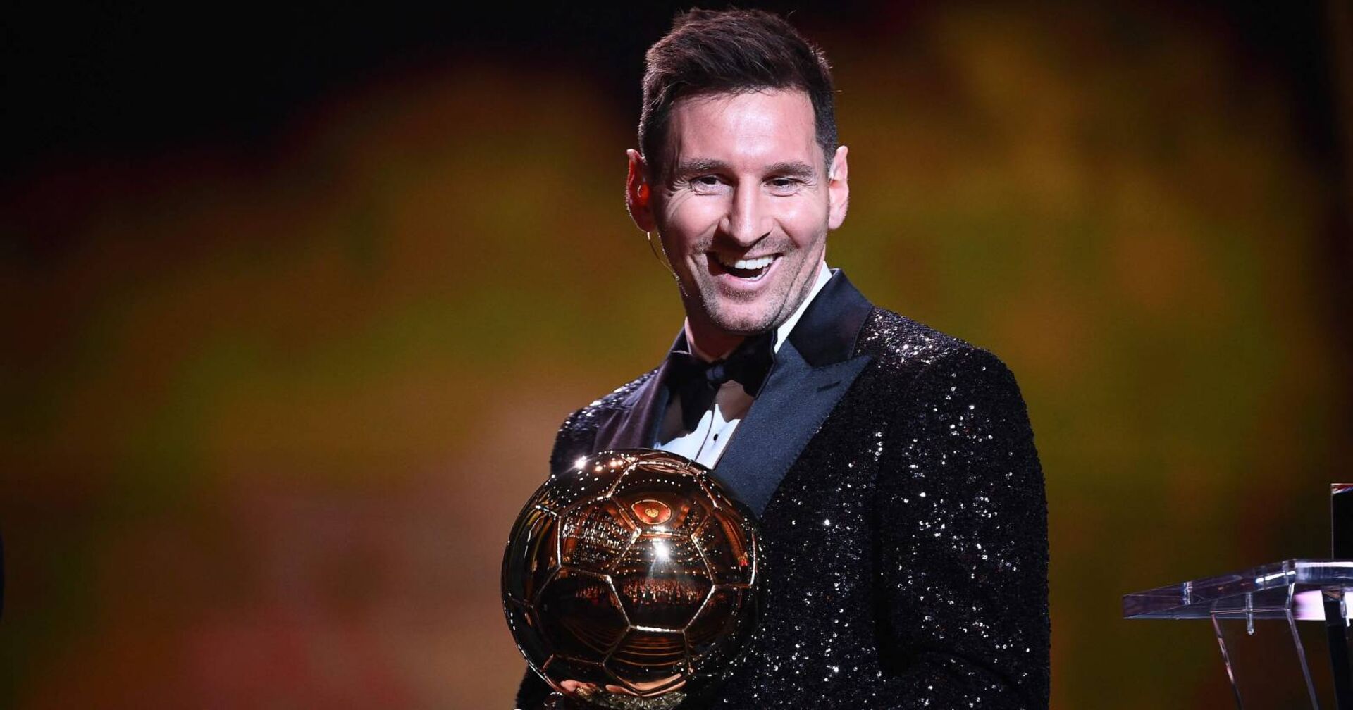 Lionel Messi, der die Ballon d'Or-Trophäe in Händen hält