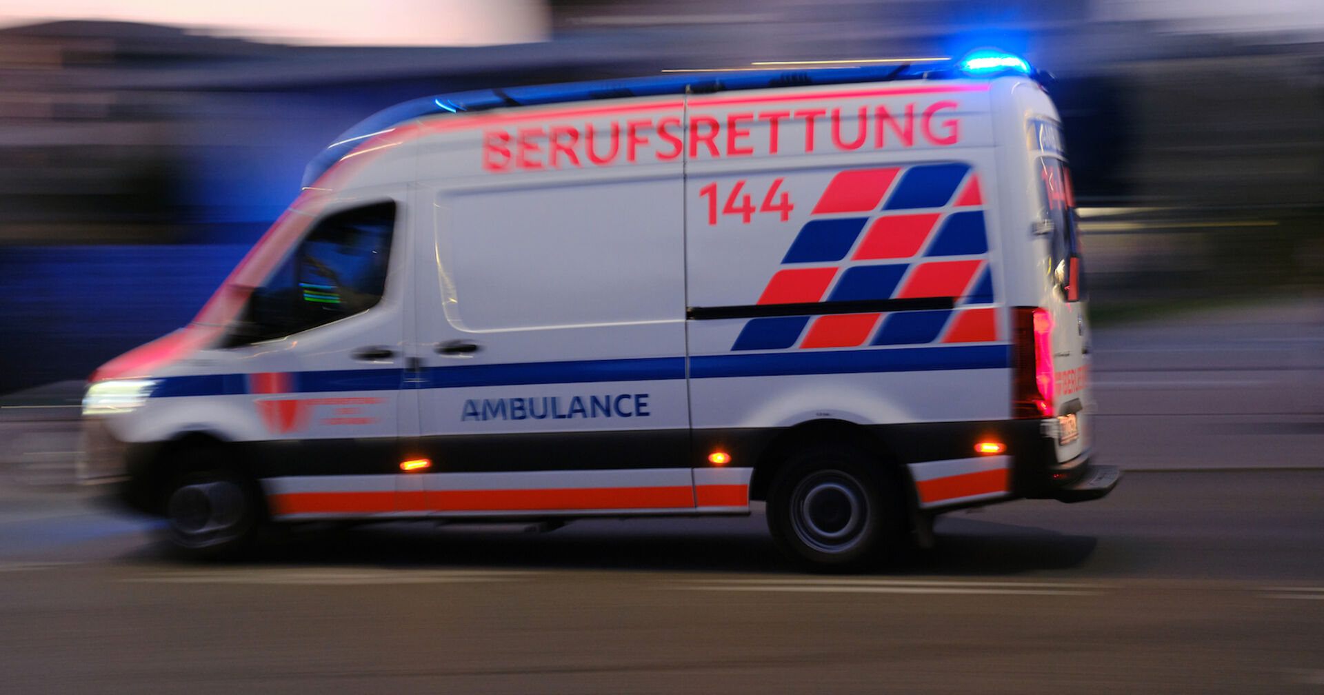 Rettungswagen am Abend, fahrend