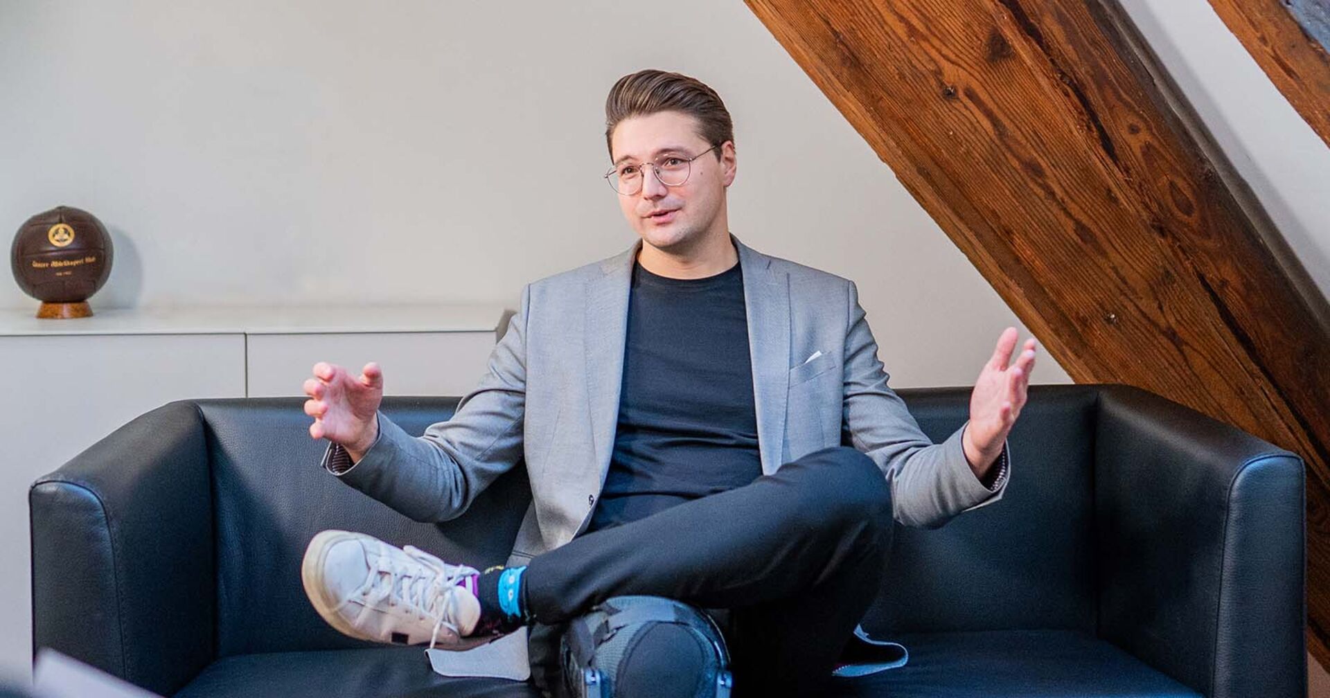 Der steirische NEOS-Chef Niko Swatek während eines Interviews mit dem Weekend Magazin