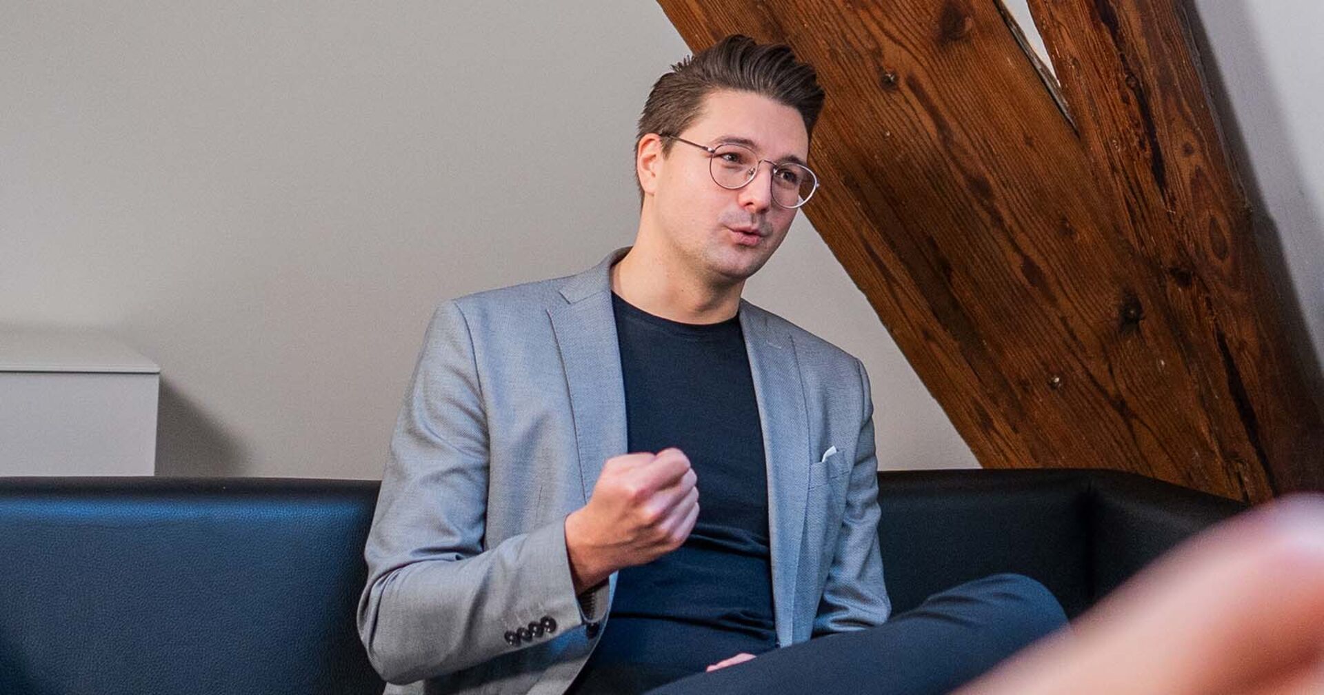 Der steirische NEOS-Chef Niko Swatek im Rahmen eines Interviews mit dem Weekend Magazin