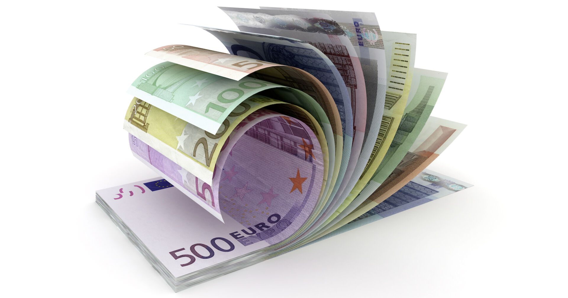 Stapel Geldscheine vor weißem Hintergrund, aufgeblättert